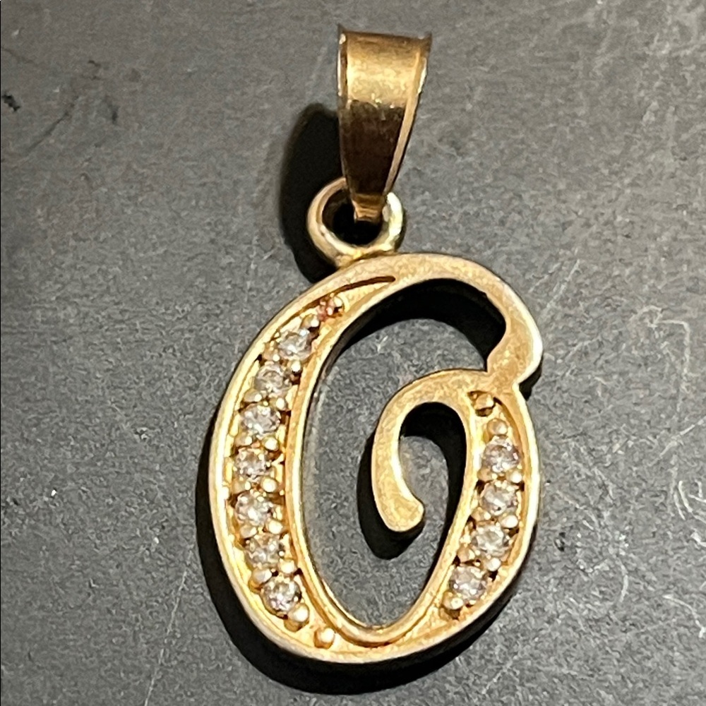 Elegant Gold Pendant with Crystals